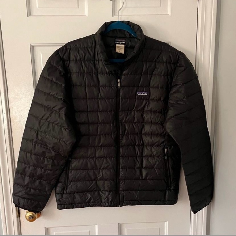 Men’s black puffer jacket size Medium